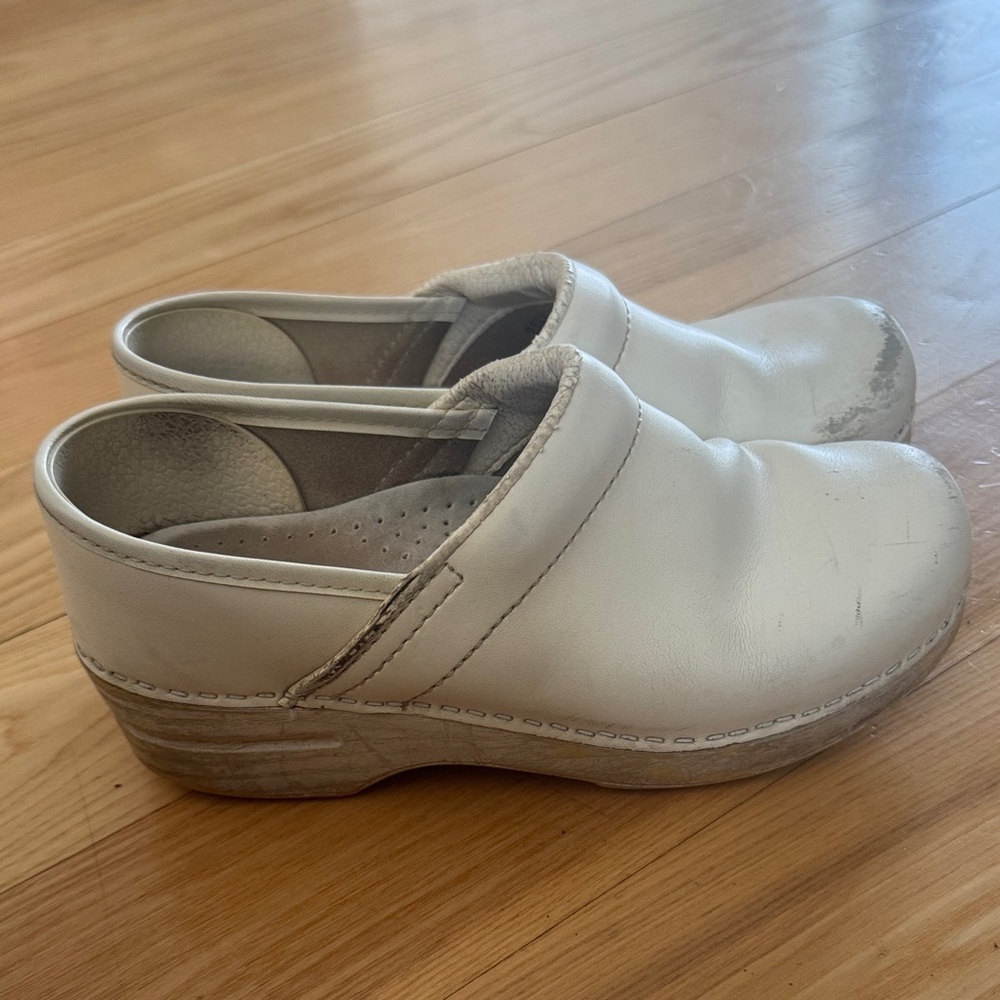 White Leather Dansko Clogs | Clean Classic Aesthetic | Size 37 - Picture 6 of 11